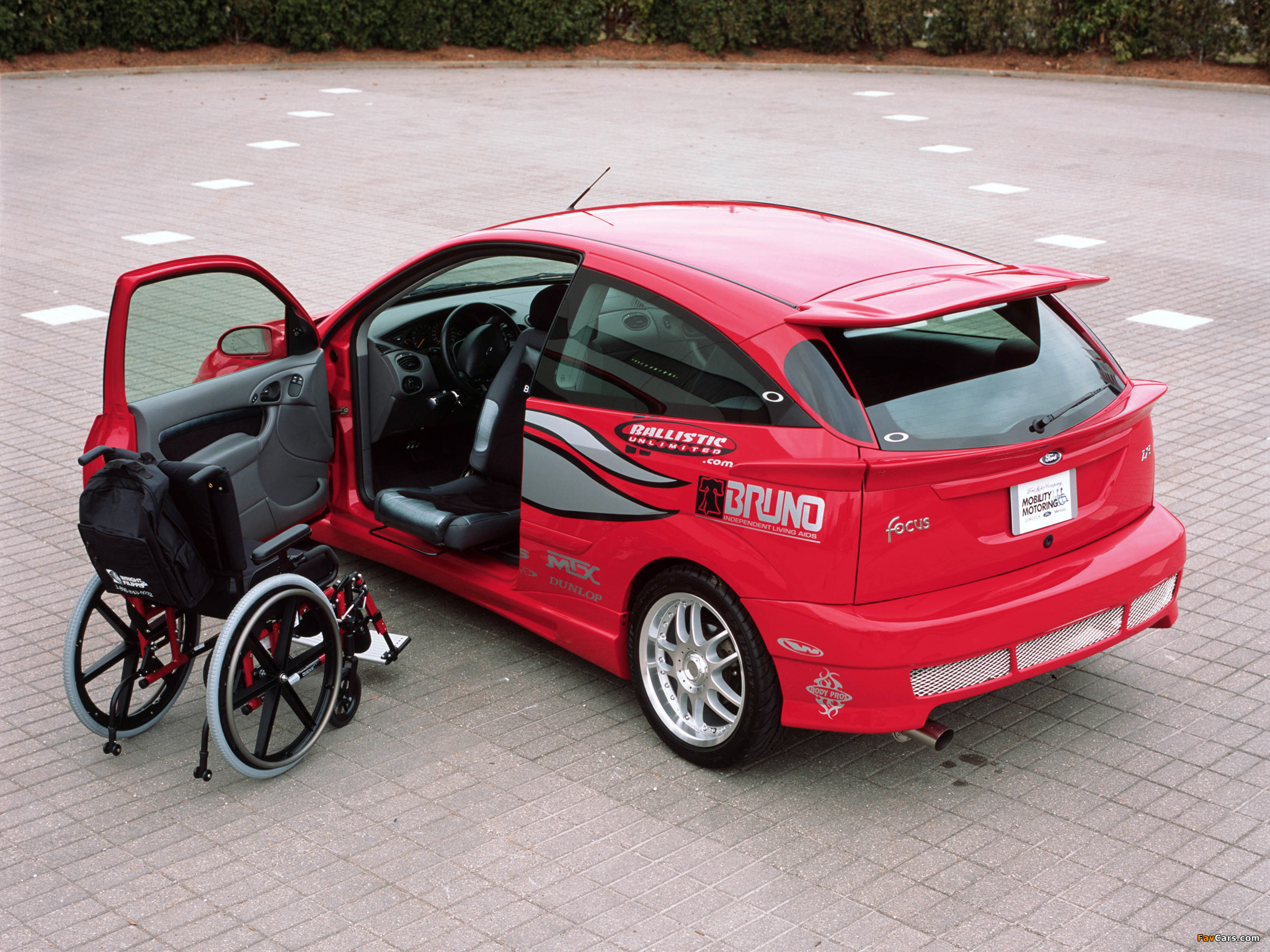 Images of Ford Focus ZX3 Mobility Show Car 2002 (2048 x 1536)