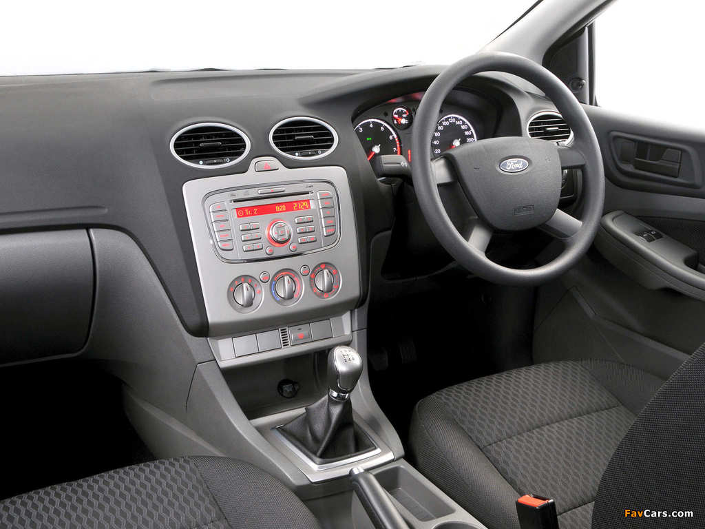 Images of Ford Focus Sedan ZA-spec 2009–10 (1024 x 768)