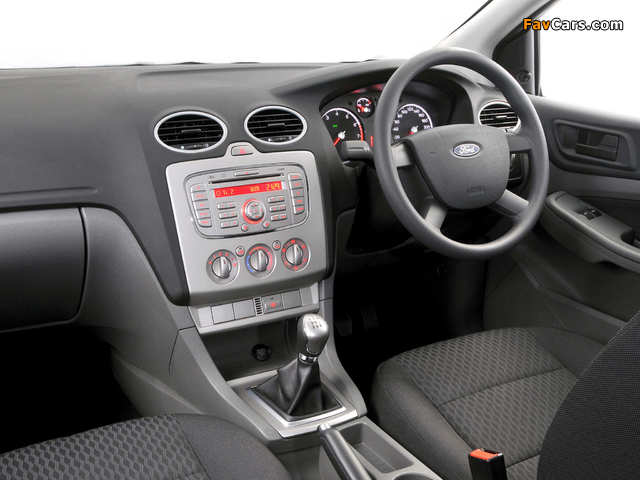 Images of Ford Focus Sedan ZA-spec 2009–10 (640 x 480)