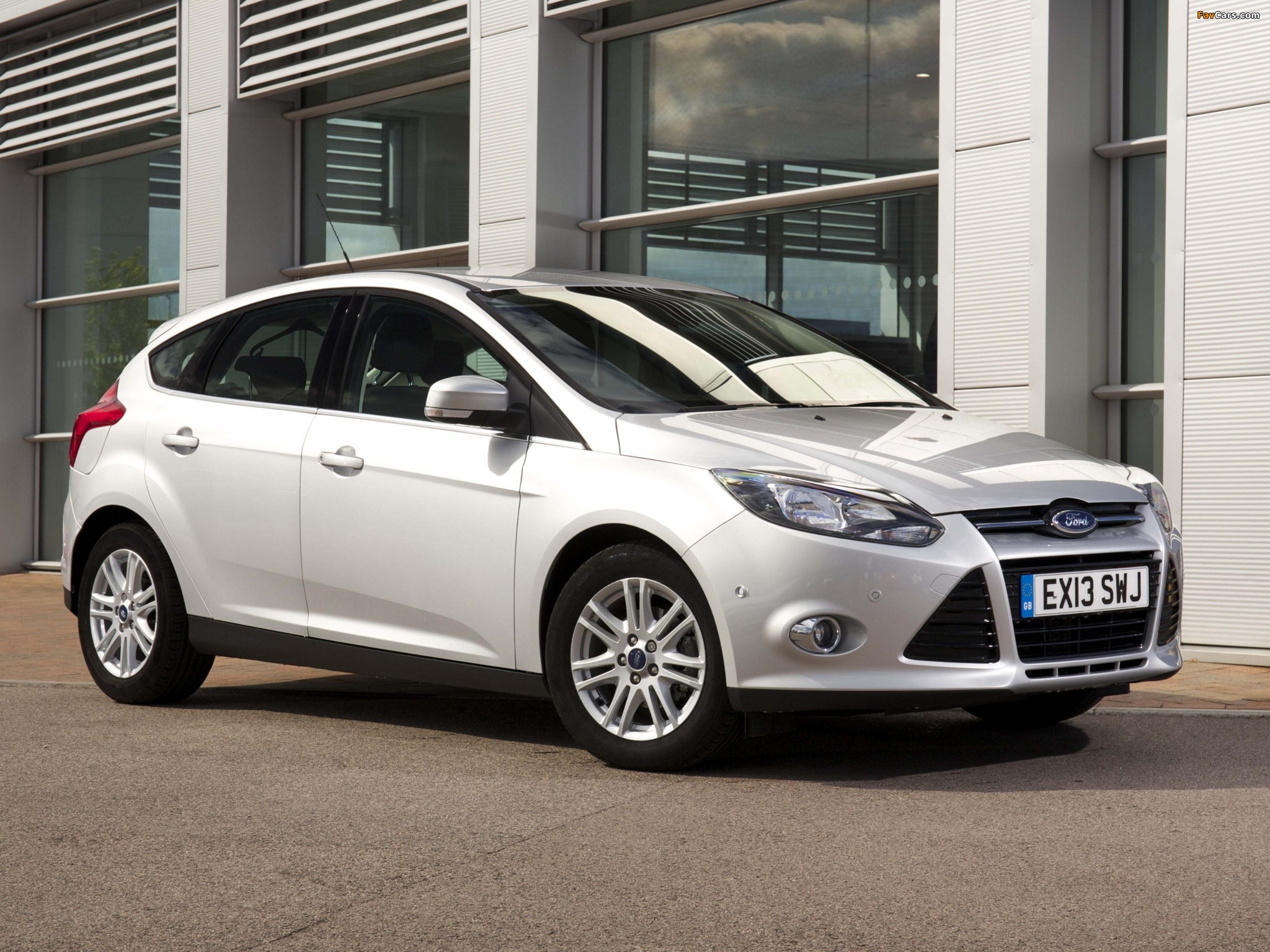 Images of Ford Focus 5-door UK-spec 2010 (2048 x 1536)