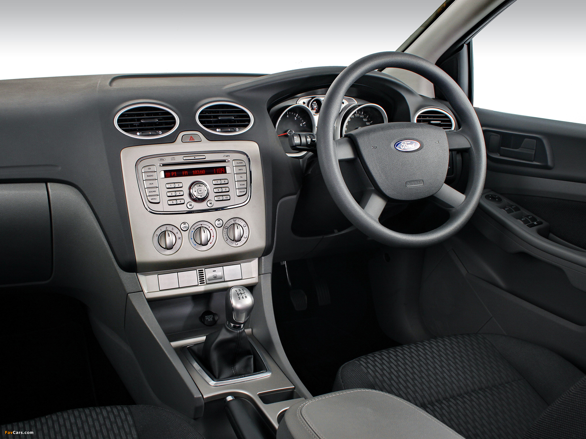 Images of Ford Focus Sedan ZA-spec 2010–11 (2048 x 1536)