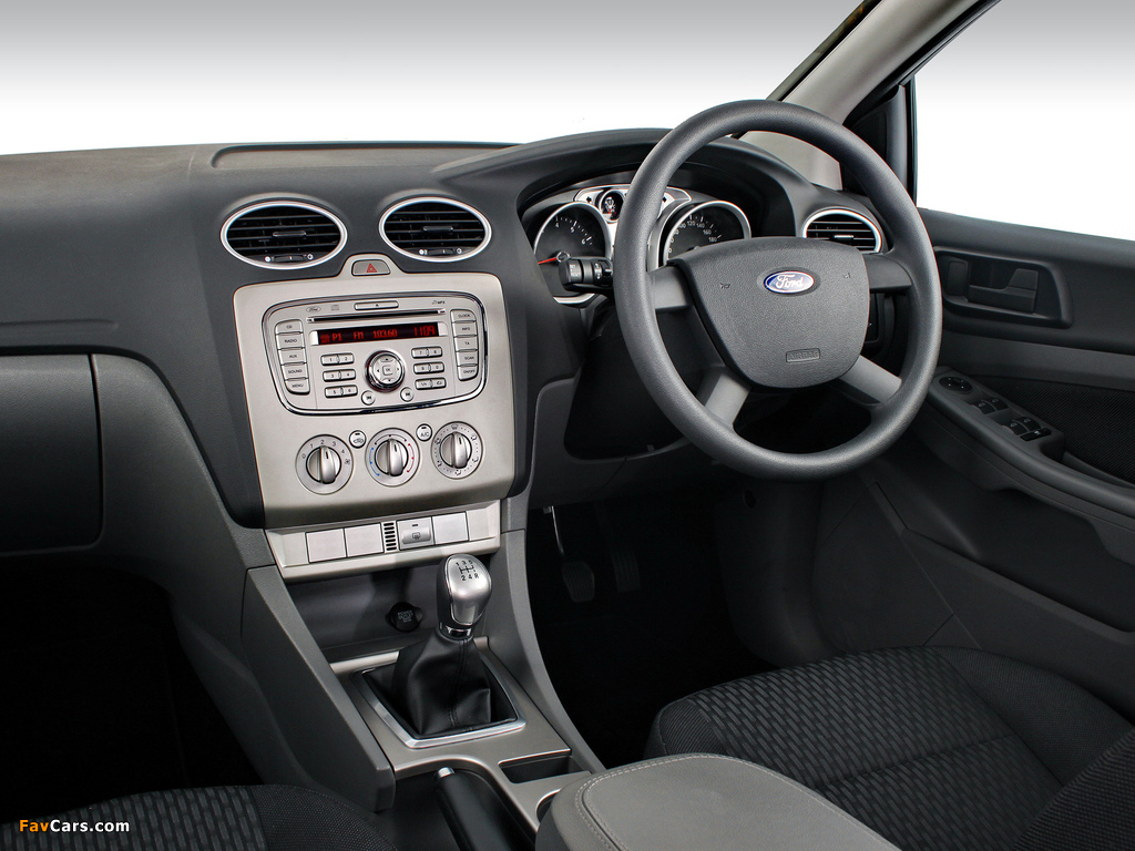 Images of Ford Focus Sedan ZA-spec 2010–11 (1024 x 768)