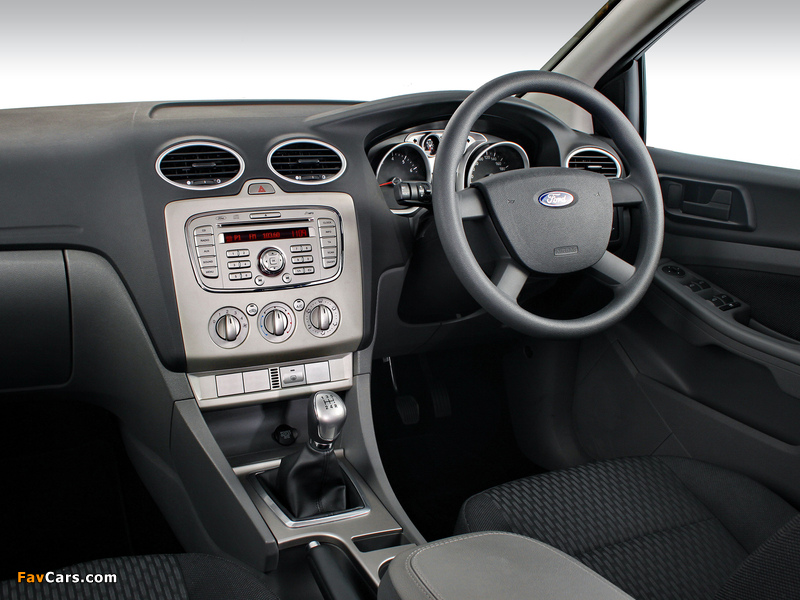 Images of Ford Focus Sedan ZA-spec 2010–11 (800 x 600)