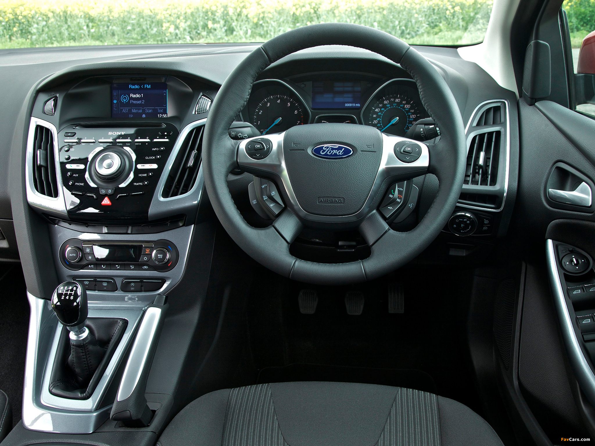 Images of Ford Focus 5-door UK-spec 2010 (2048 x 1536)