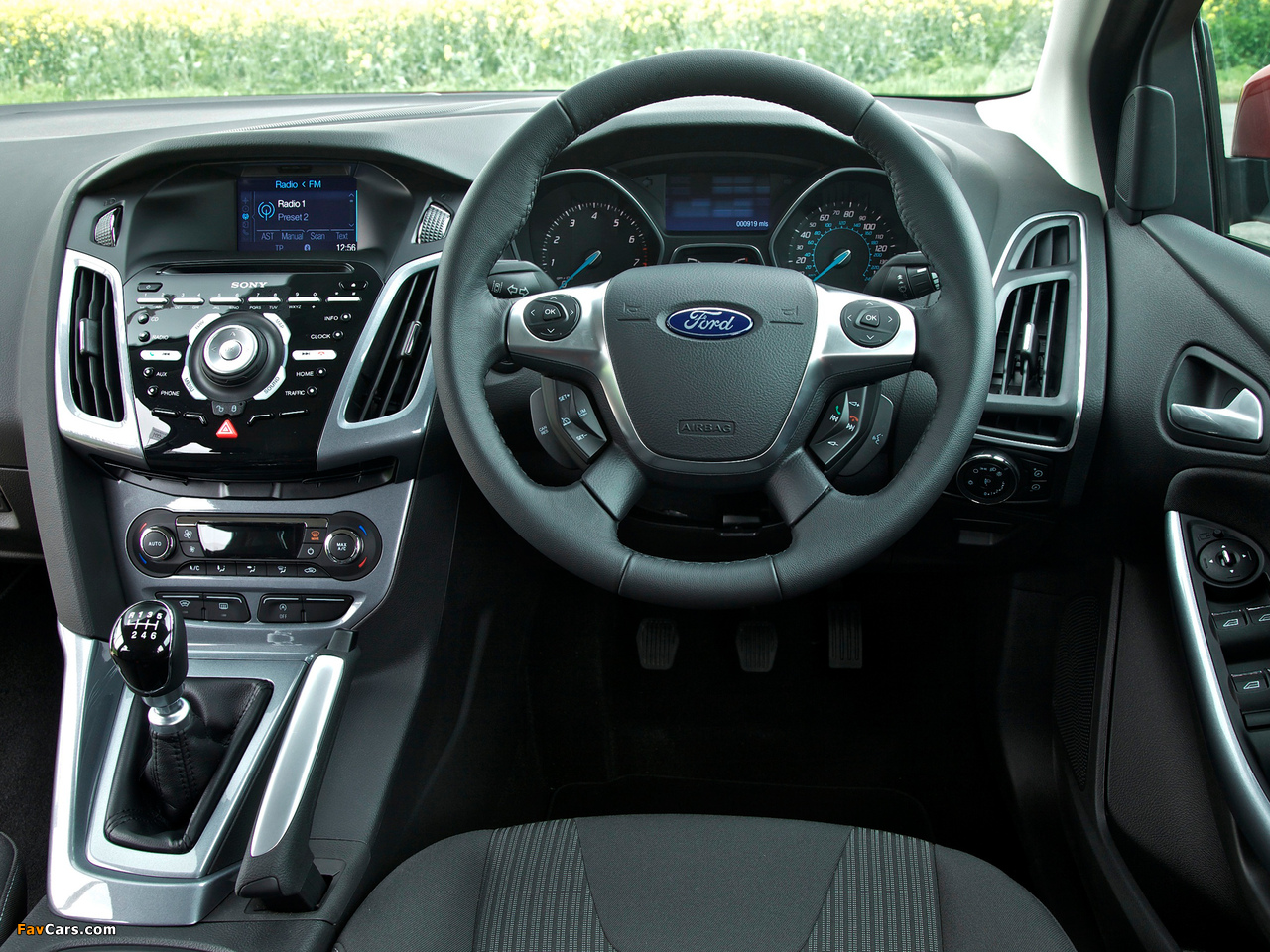 Images of Ford Focus 5-door UK-spec 2010 (1280 x 960)