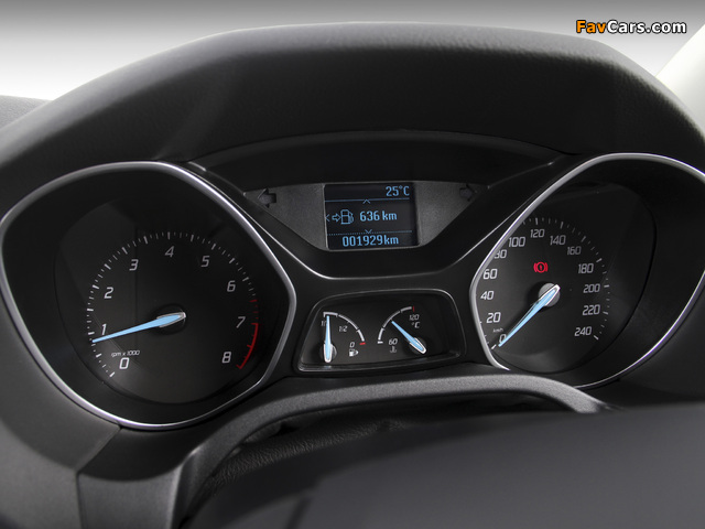 Images of Ford Focus 5-door ZA-spec 2011 (640 x 480)