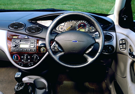 Photos of Ford Focus Ghia 5-door UK-spec 1998–2001