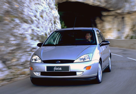 Photos of Ford Focus 3-door 1998–2001
