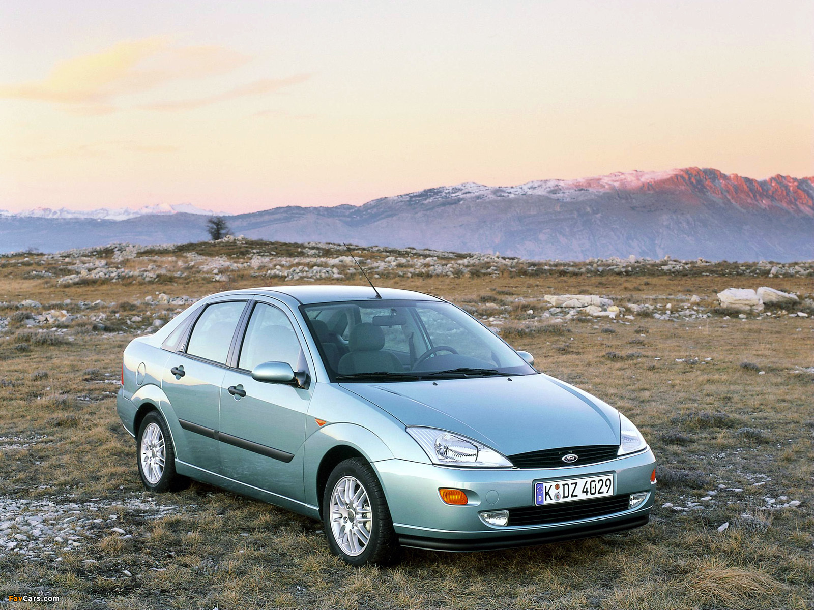 Pictures of Ford Focus Sedan 1998–2001 (1600 x 1200)