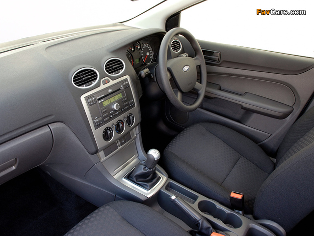 Pictures of Ford Focus 5-door ZA-spec 2005–06 (640 x 480)
