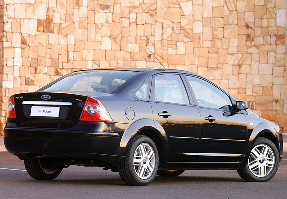 Pictures of Ford Focus Sedan ZA-spec 2005–06