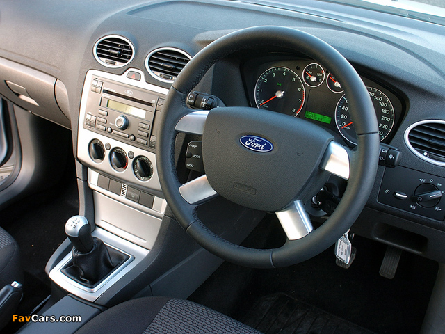 Pictures of Ford Focus 5-door ZA-spec 2005–06 (640 x 480)