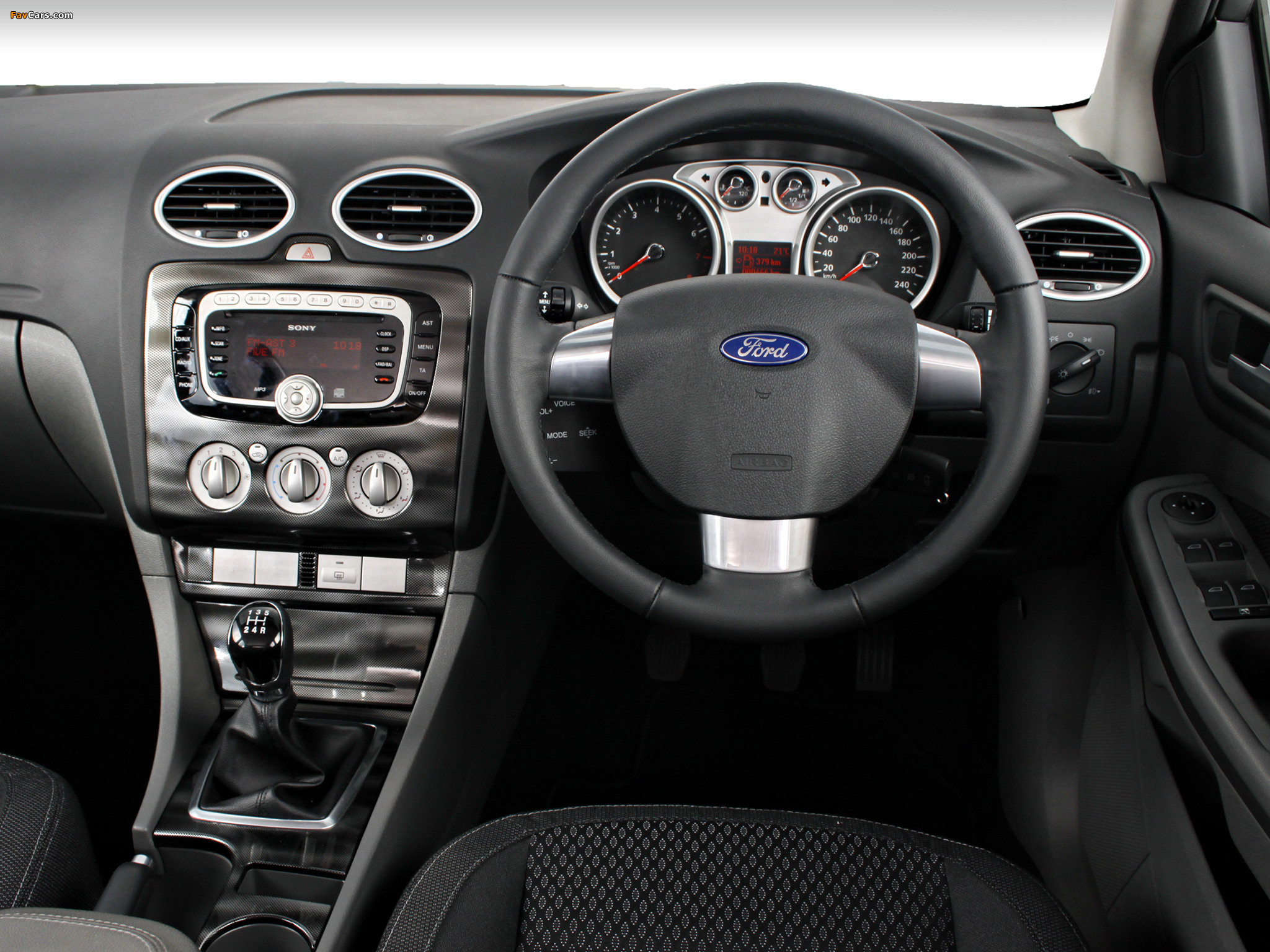 Pictures of Ford Focus 5-door ZA-spec 2010–11 (2048 x 1536)