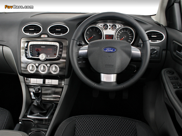 Pictures of Ford Focus 5-door ZA-spec 2010–11 (640 x 480)