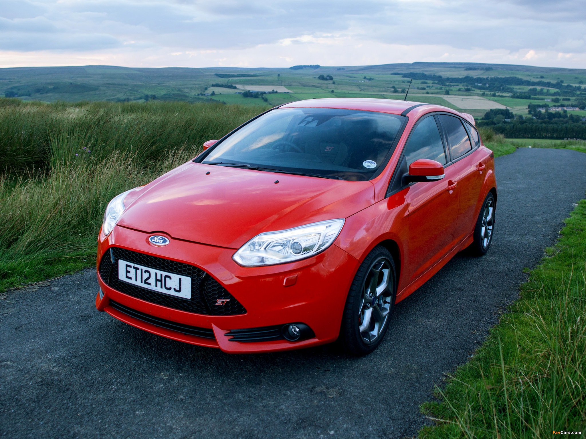 Ford Focus ST UK-spec 2012 wallpapers (2048 x 1536)