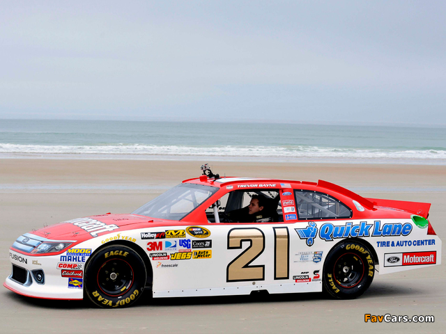 Photos of Ford Fusion NASCAR Sprint Cup Series Race Car 2009–12 (640 x 480)