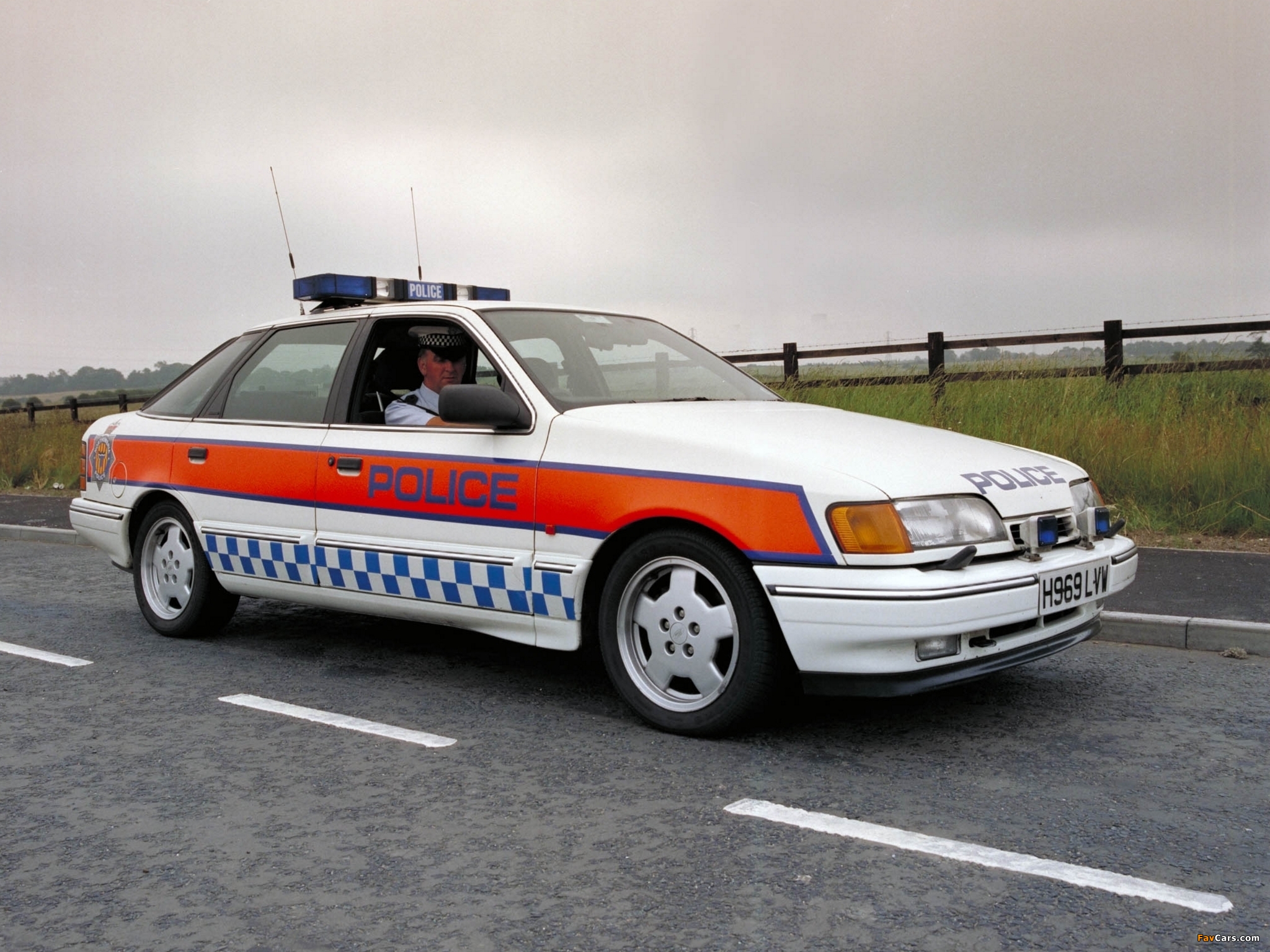 Ford Granada Hatchback Police 1985–92 wallpapers (2048 x 1536)