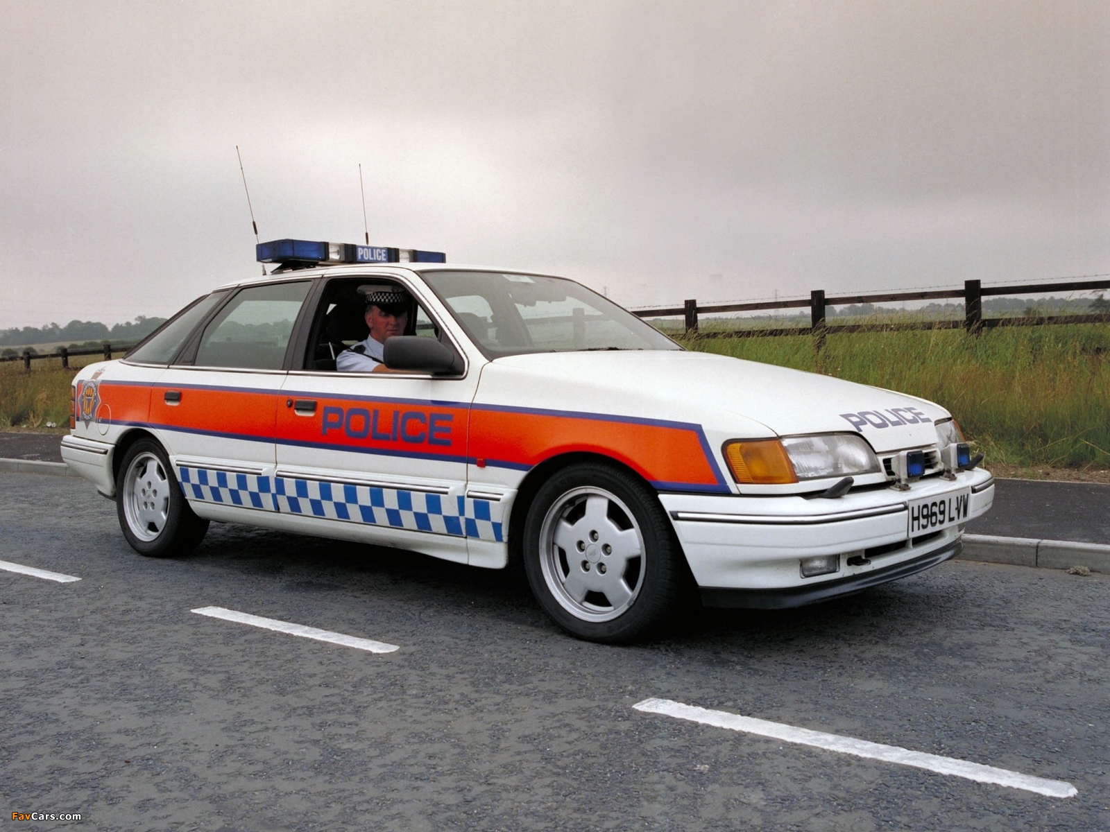 Ford Granada Hatchback Police 1985–92 wallpapers (1600 x 1200)
