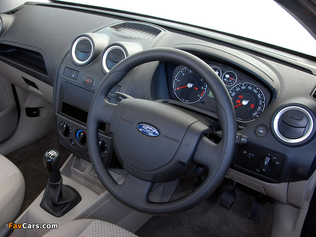 Ford Ikon ZA-spec 2006–08 images (640 x 480)
