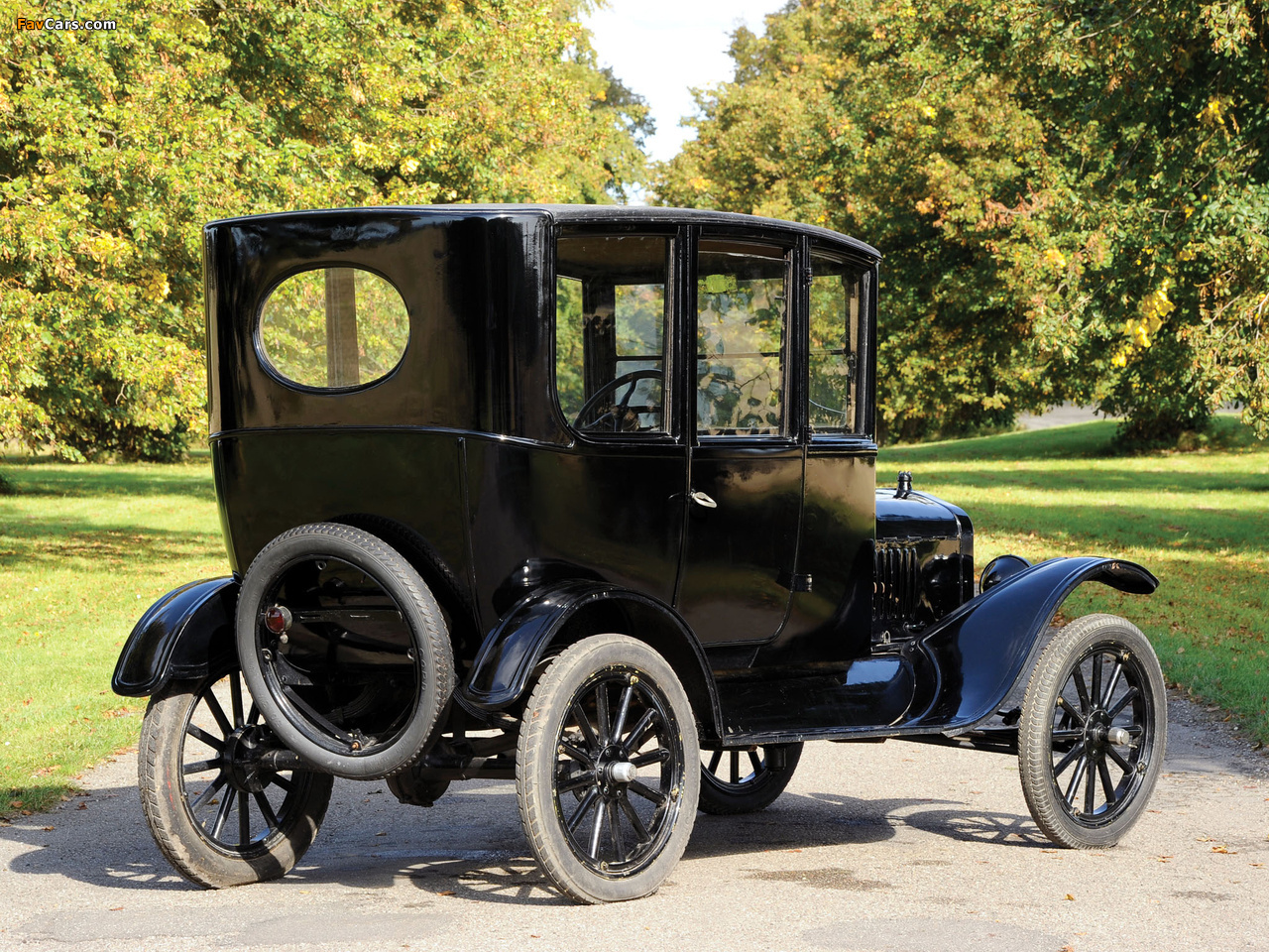 Ford Model T Center Door Sedan 1915–23 pictures (1280 x 960)