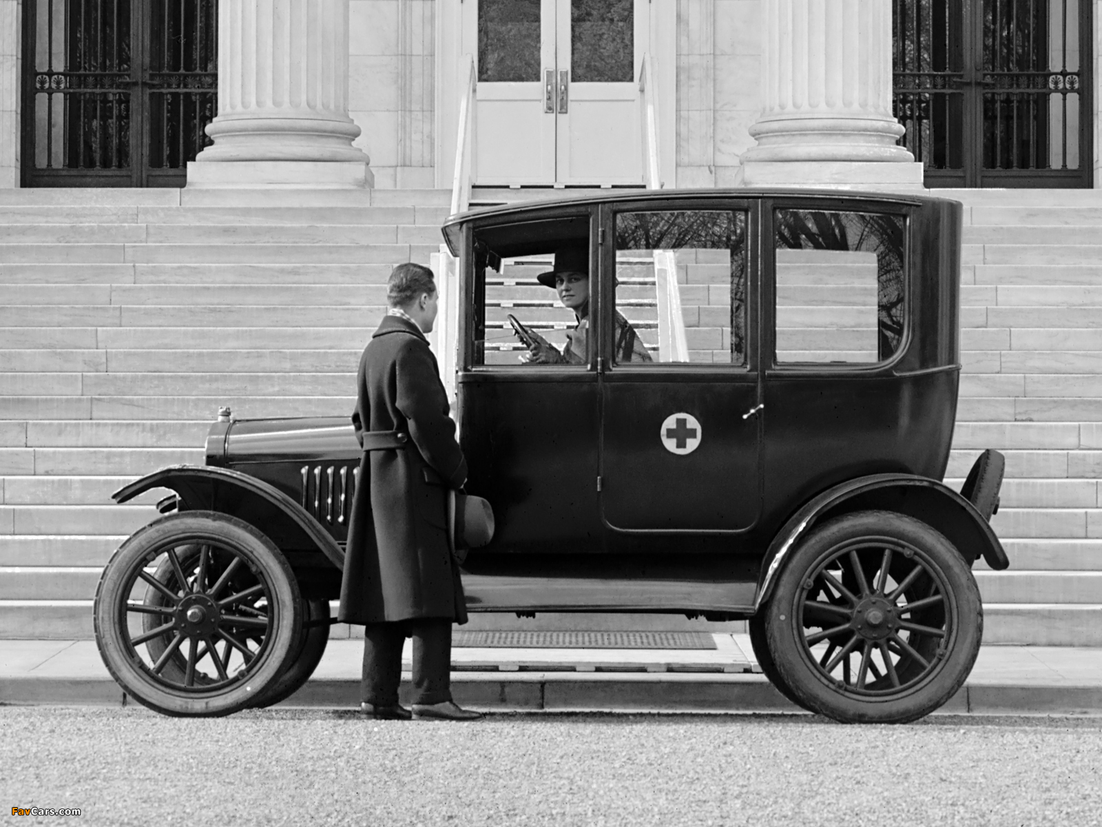 Ford Model T Center Door Sedan 1915–23 pictures (1600 x 1200)