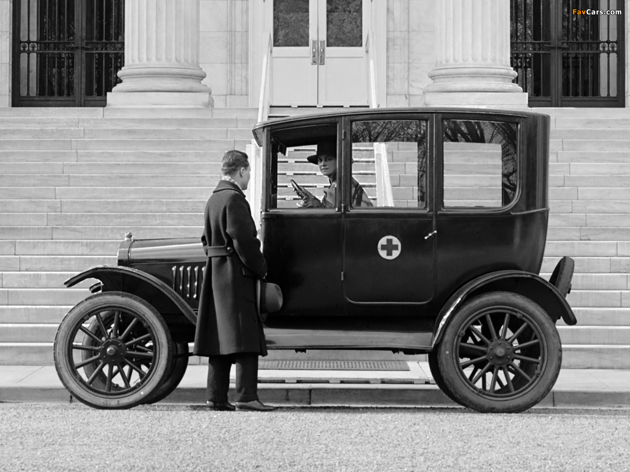 Ford Model T Center Door Sedan 1915–23 pictures (1280 x 960)
