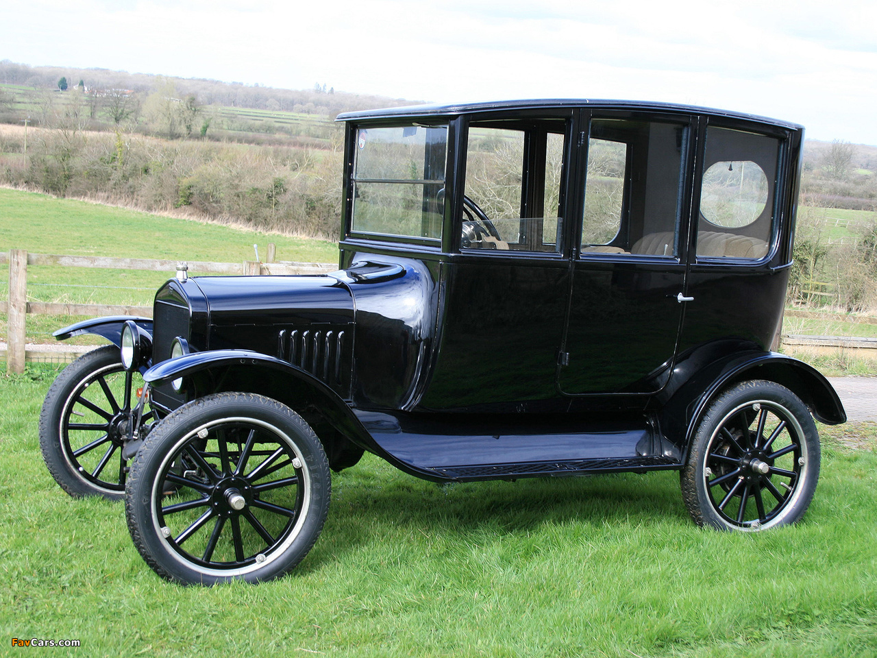 Images of Ford Model T Center Door Sedan 1915–23 (1280 x 960)