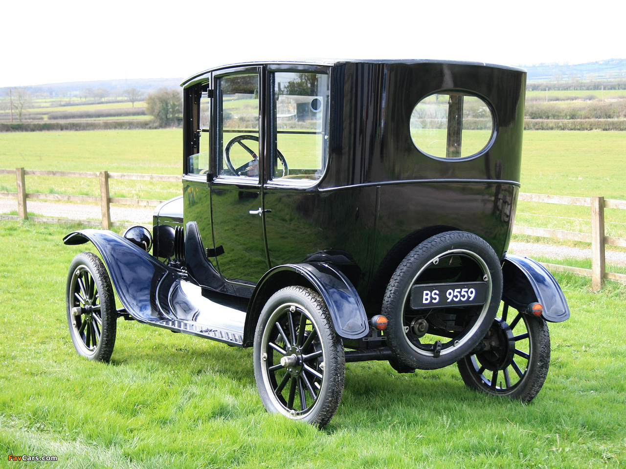 Photos of Ford Model T Center Door Sedan 1915–23 (1280 x 960)