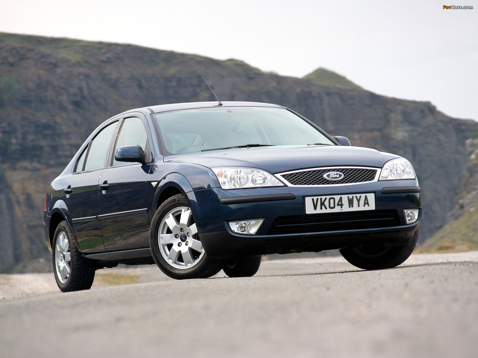 Ford Mondeo Sedan UK-spec 2004–07 photos (1600 x 1200)