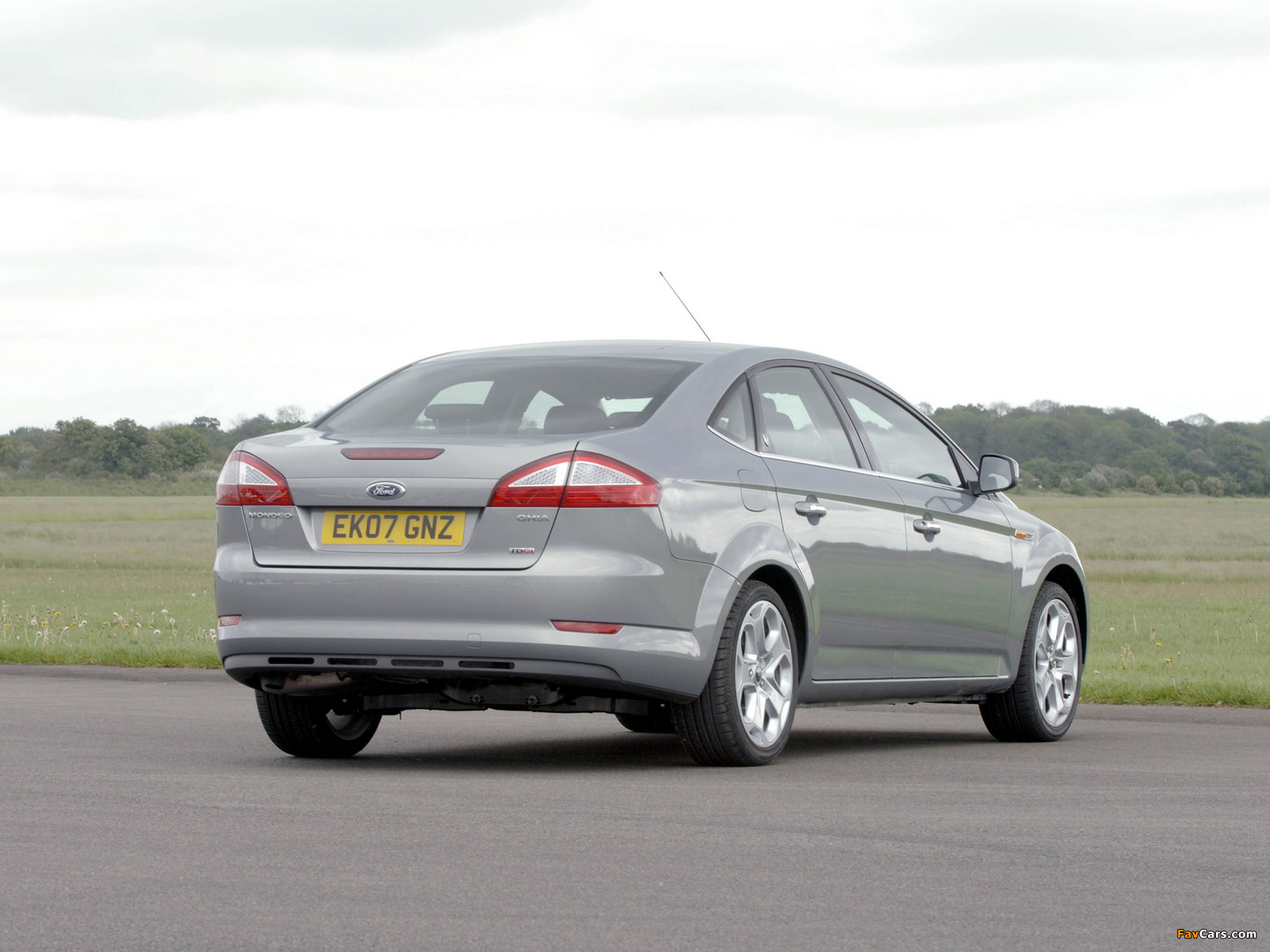 Ford Mondeo Sedan UK-spec 2007–10 pictures (1600 x 1200)