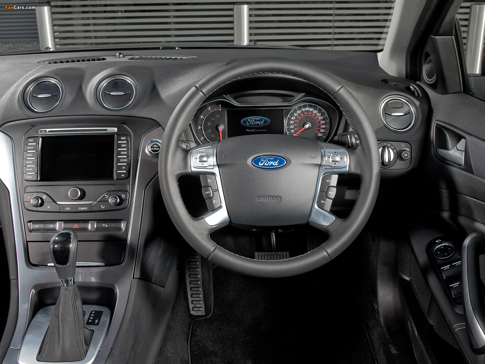 Ford Mondeo Hatchback UK-spec 2010–13 photos (1600 x 1200)