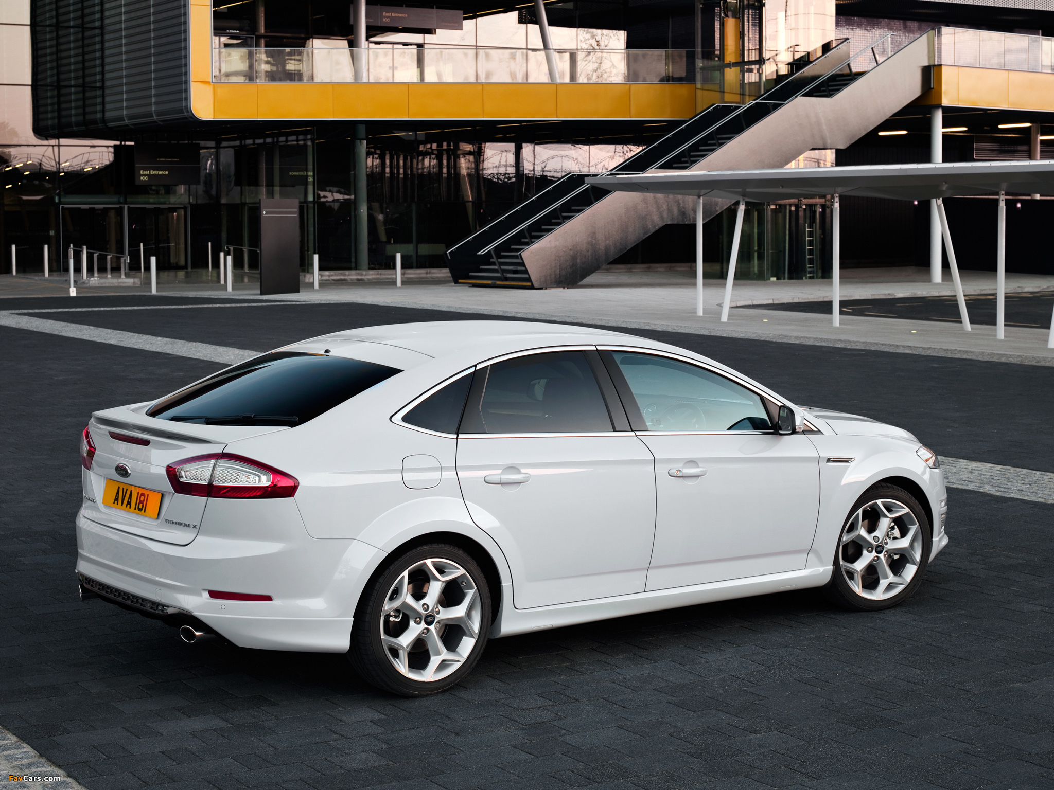 Ford Mondeo Titanium X Hatchback UK-spec 2010–13 photos (2048 x 1536)