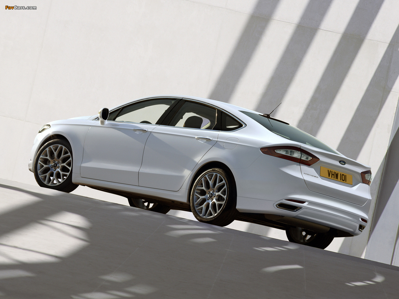 Images of Ford Mondeo Sedan 2013 (1280 x 960)