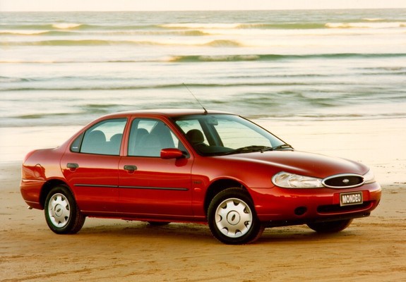 Photos of Ford Mondeo Sedan UK-spec 1996–2000