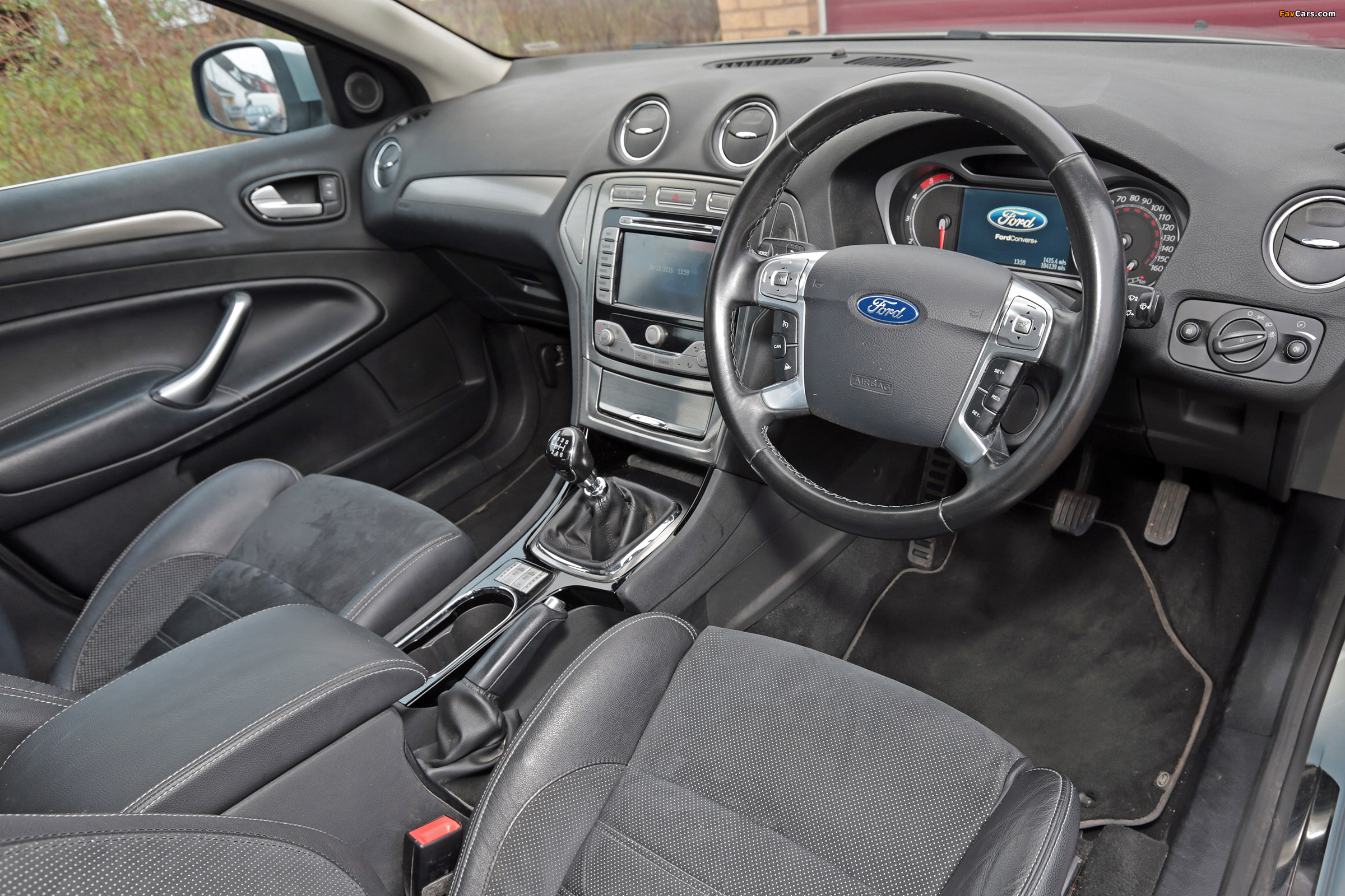 Photos of Ford Mondeo Hatchback UK-spec 2007–10 (2400 x 1600)