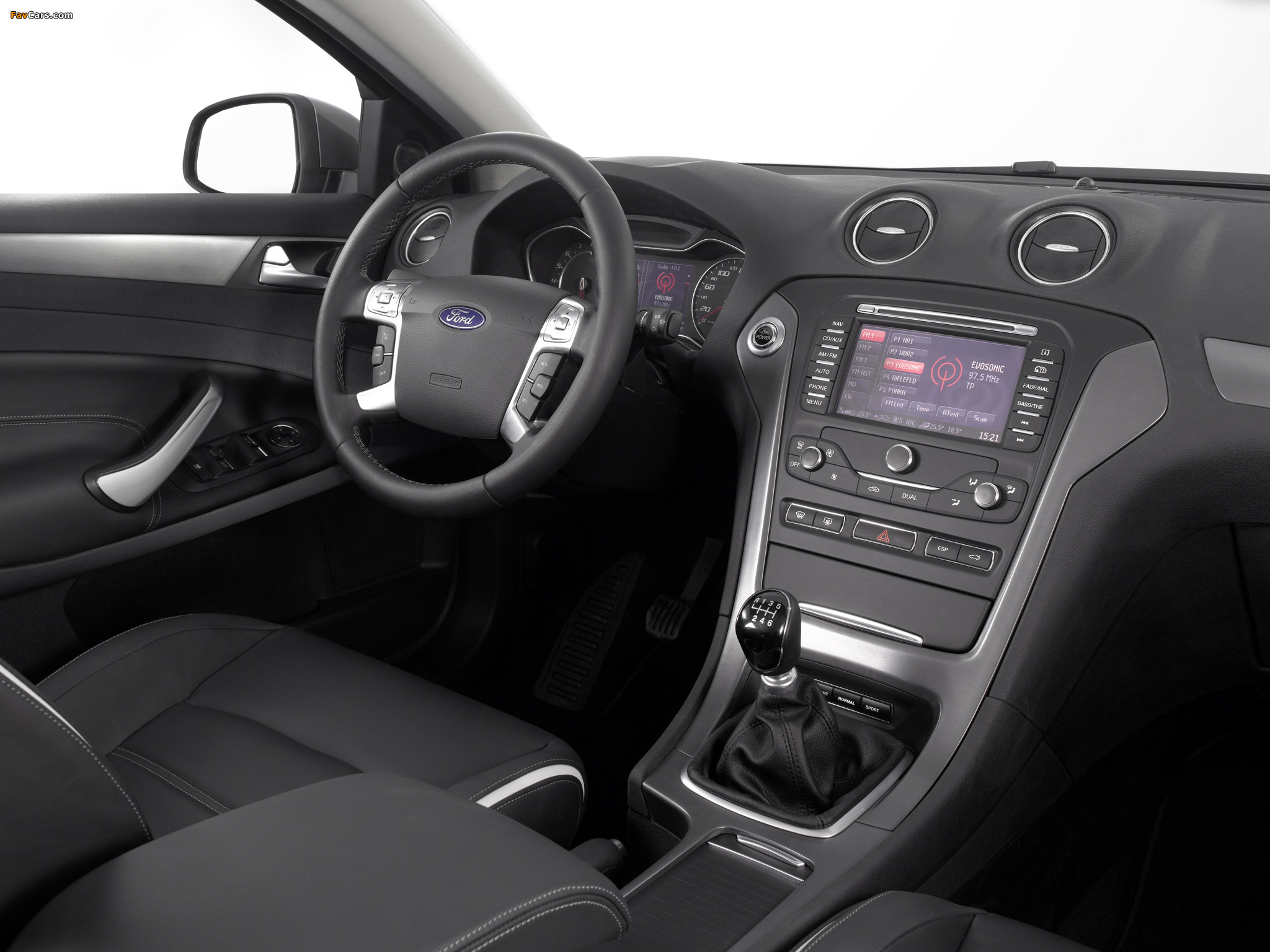 Photos of Ford Mondeo Hatchback 2010–13 (2048 x 1536)
