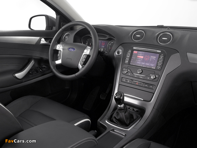 Photos of Ford Mondeo Hatchback 2010–13 (640 x 480)
