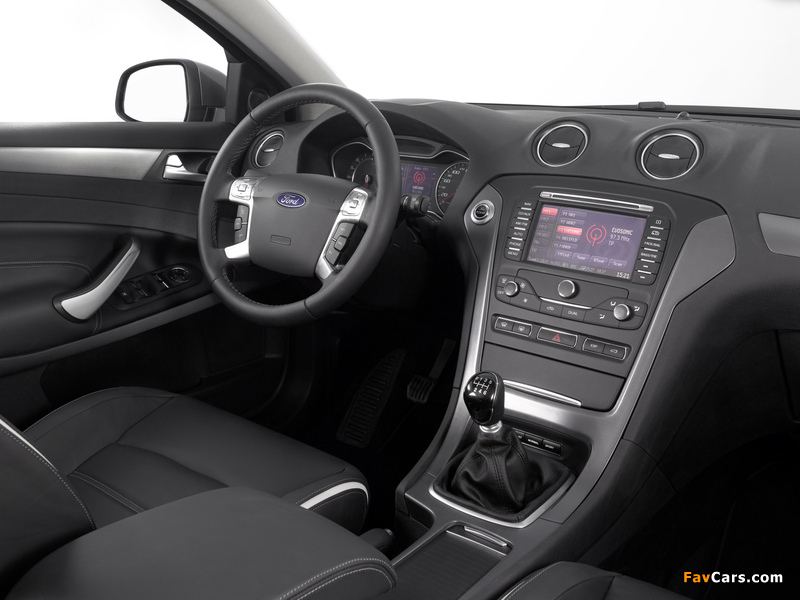 Photos of Ford Mondeo Hatchback 2010–13 (800 x 600)