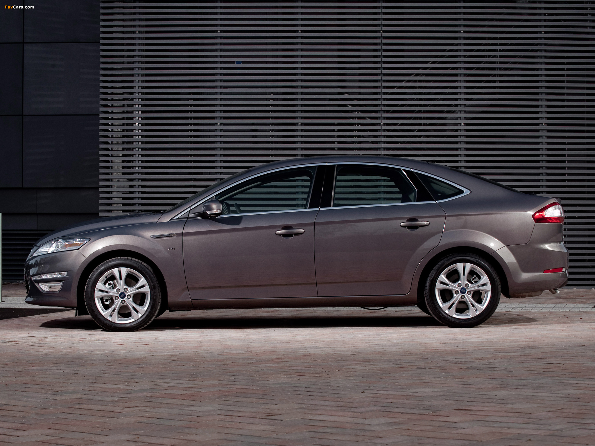 Photos of Ford Mondeo Hatchback UK-spec 2010–13 (2048 x 1536)
