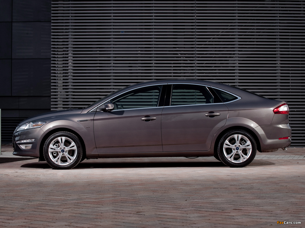 Photos of Ford Mondeo Hatchback UK-spec 2010–13 (1280 x 960)