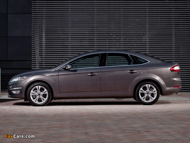 Photos of Ford Mondeo Hatchback UK-spec 2010–13 (640 x 480)