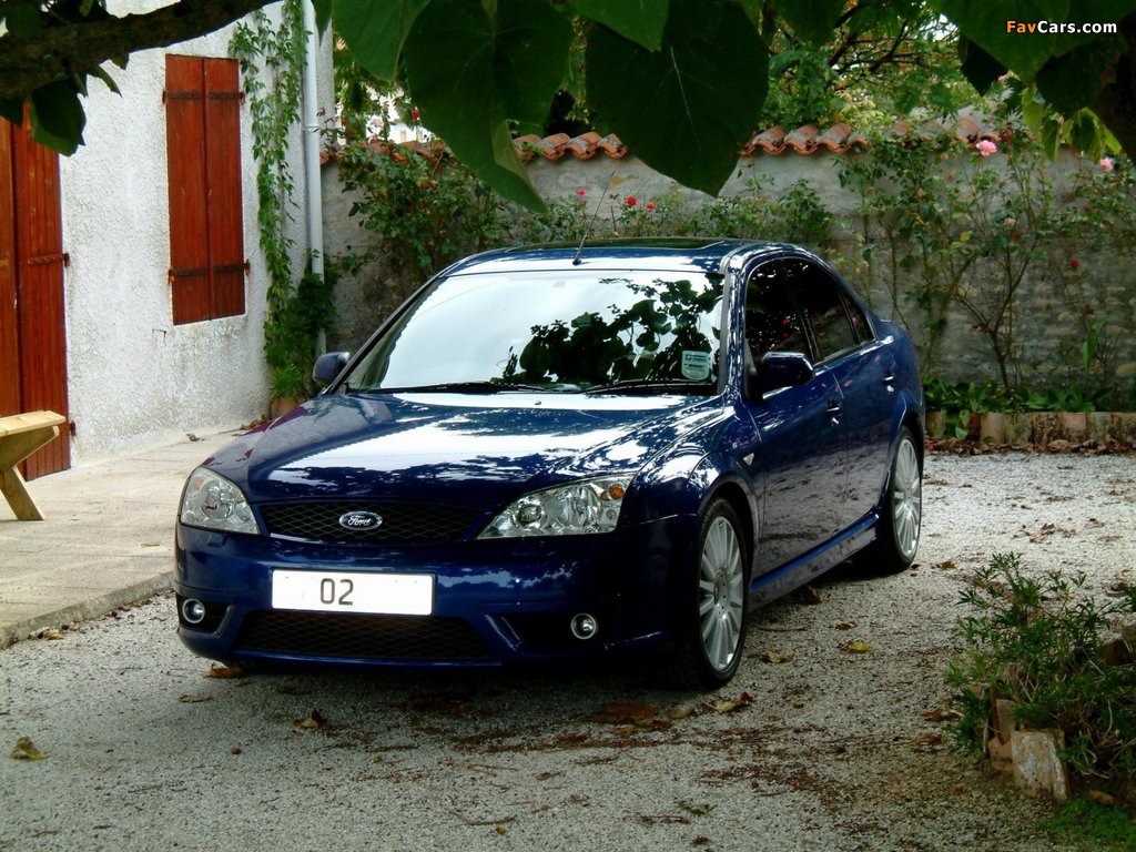 Pictures of Ford Mondeo ST220 Sedan UK-spec 2002–04 (1024 x 768)