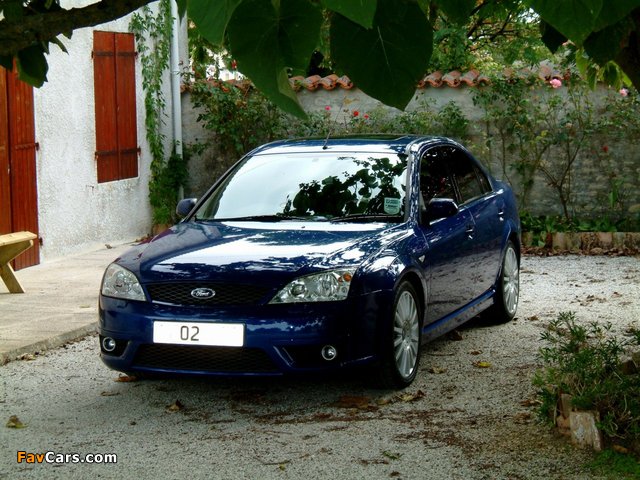Pictures of Ford Mondeo ST220 Sedan UK-spec 2002–04 (640 x 480)