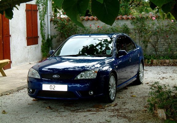 Pictures of Ford Mondeo ST220 Sedan UK-spec 2002–04