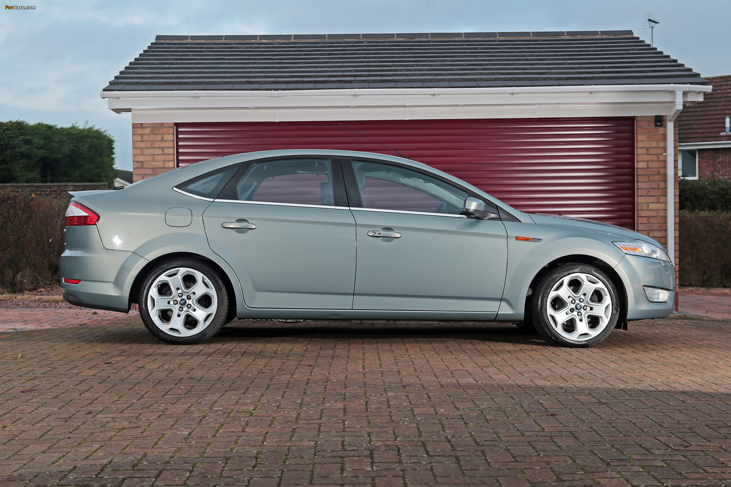 Pictures of Ford Mondeo Hatchback UK-spec 2007–10 (2400 x 1600)