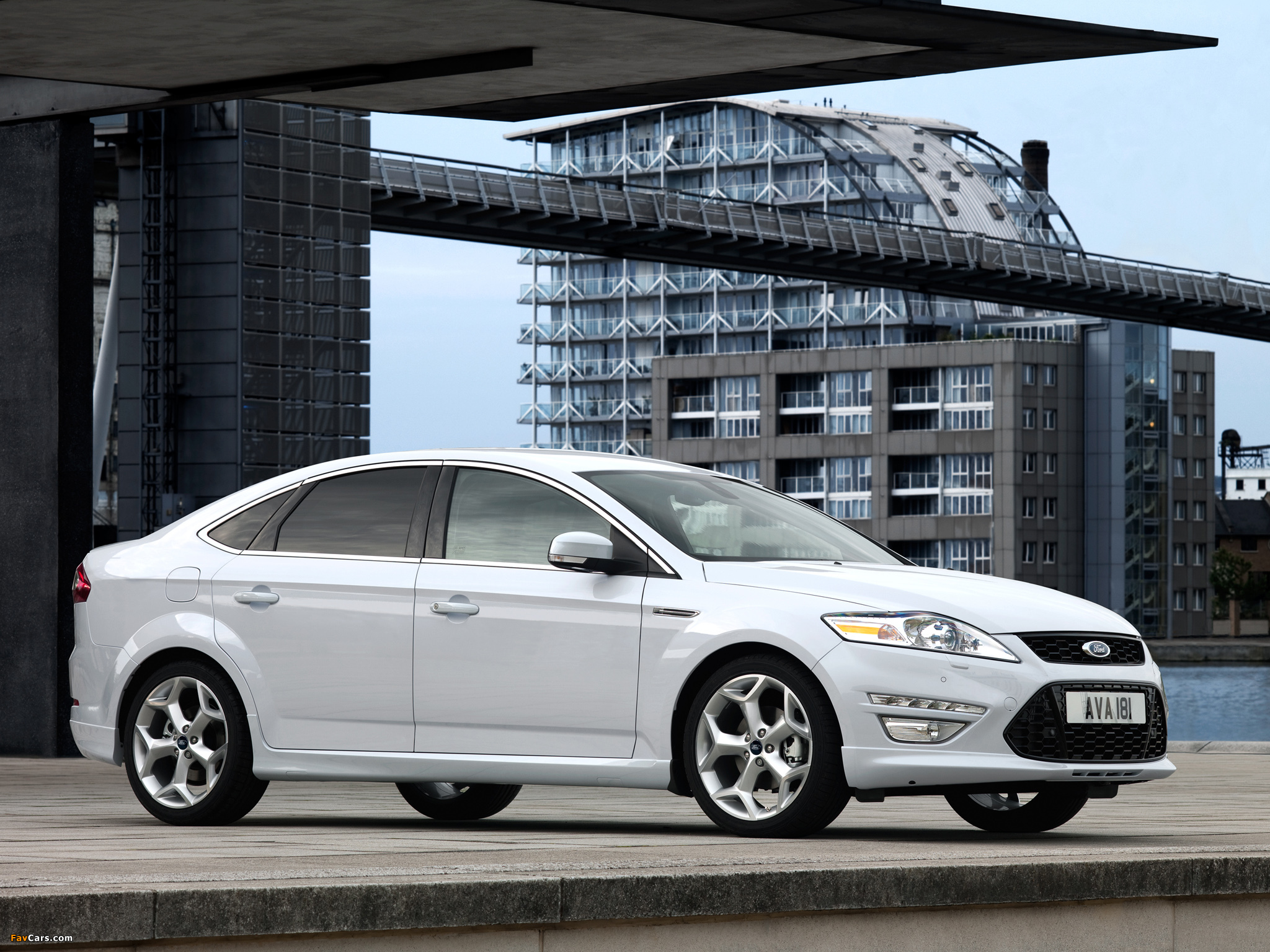 Ford Mondeo Titanium X Hatchback UK-spec 2010–13 wallpapers (2048 x 1536)