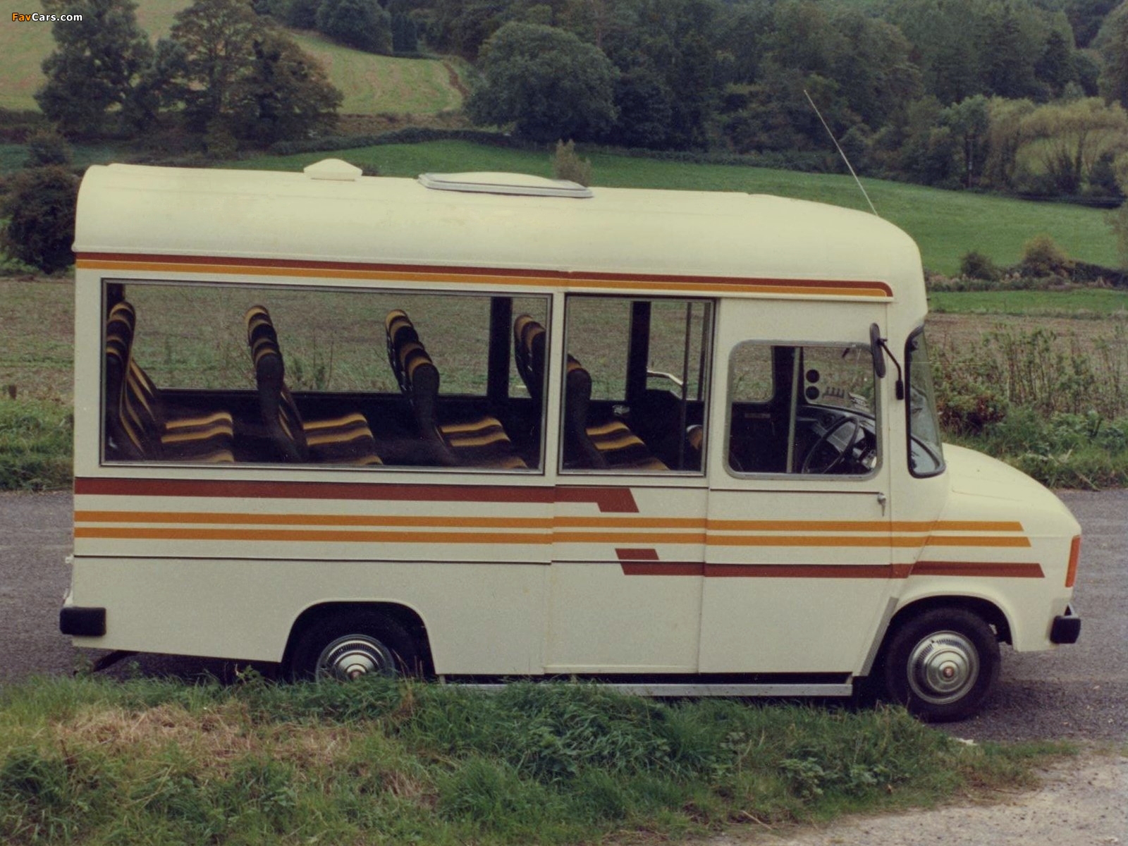 Pictures of Ford Transit Coach UK-spec 1978–86 (1600 x 1200)