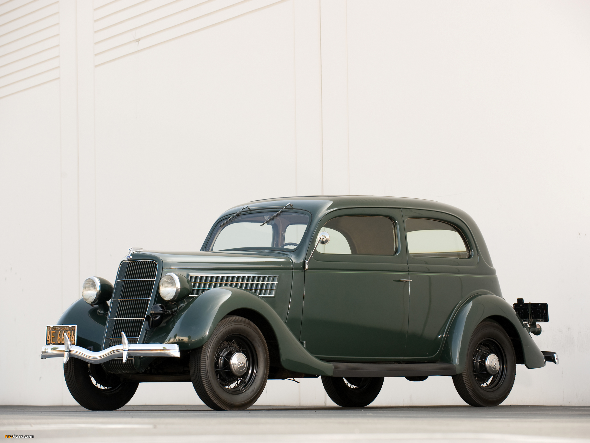 Ford V8 Standard Tudor Sedan (48-700) 1935 wallpapers (2048 x 1536)