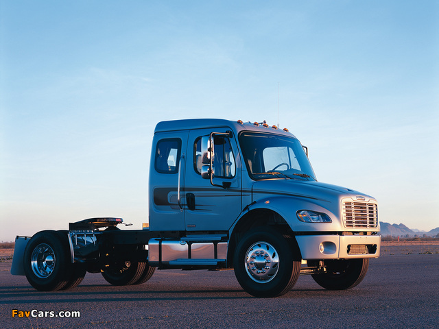 Freightliner Business Class M2 106 Extended Cab 2002 photos (640 x 480)