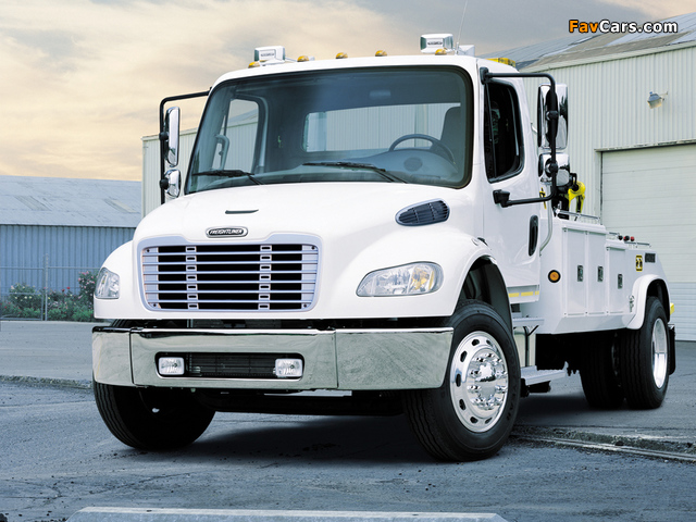 Freightliner Business Class M2 106 Recovery Truck 2002 photos (640 x 480)